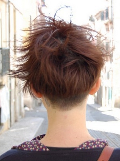 Tył fryzury krótkiej, bałaganiarsko uczesane włosy w nieładzie, pocieniowane, uczesanie damskie zdjęcie numer 162